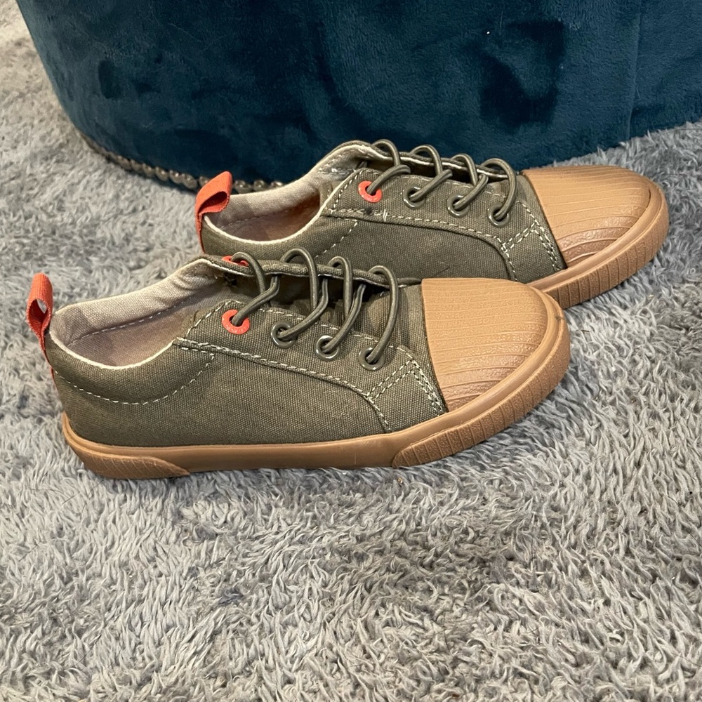 Boys old navy sneaker size 9c